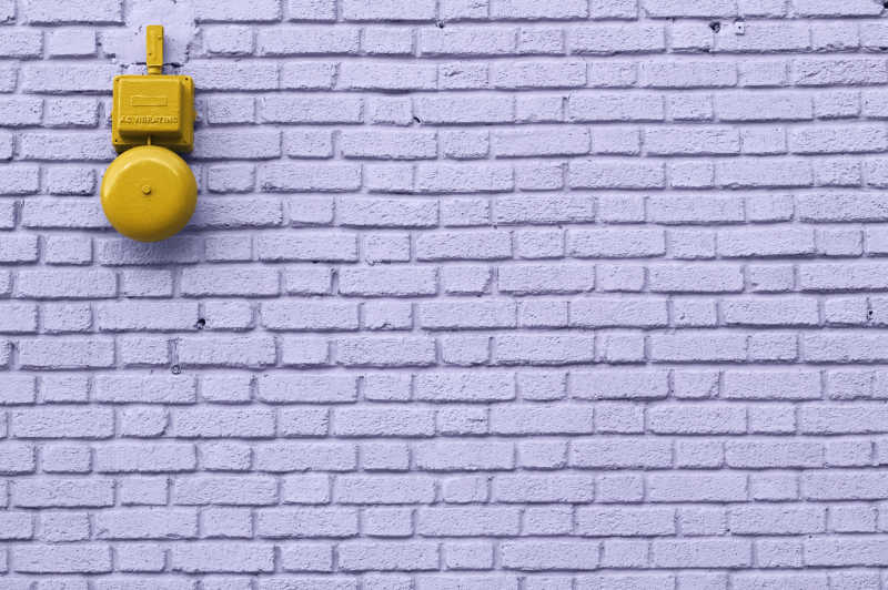 紫砖墙黄色警钟